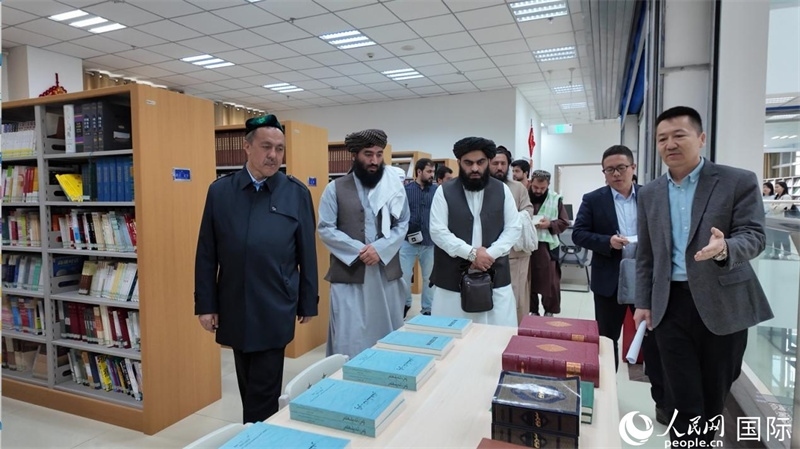 代表團(tuán)在新疆伊斯蘭教經(jīng)學(xué)院圖書館參觀。人民網(wǎng)記者 章凱風(fēng)攝