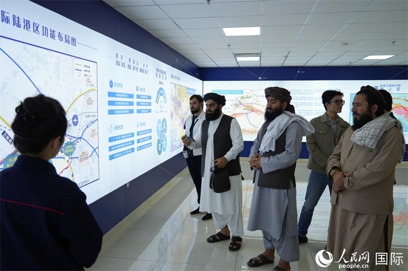 代表團(tuán)在烏魯木齊國際陸港區(qū)參觀。人民網(wǎng)記者 章凱風(fēng)攝