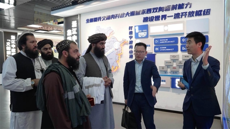 代表團(tuán)在義新歐班列始發(fā)站參觀。CGTN記者 楊剛攝