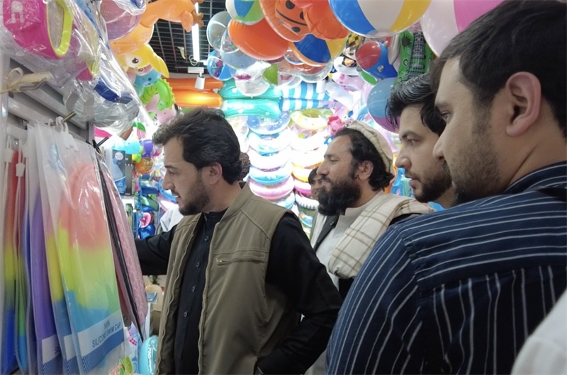 代表團(tuán)在義烏國際商貿(mào)城參觀。CGTN記者 楊剛攝