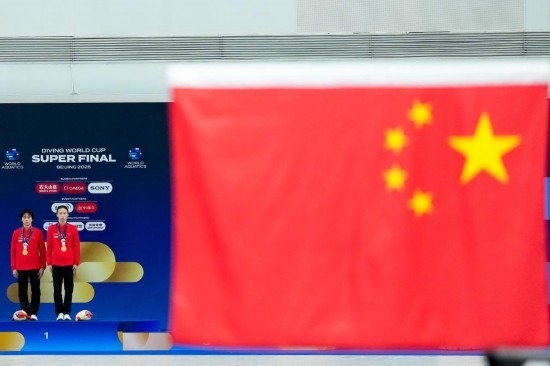 5月2日，獲得2025年跳水世界杯總決賽女子雙人10米臺冠軍的中國組合陳芋汐（右）/全紅嬋在頒獎儀式上。新華社記者 鞠煥宗 攝