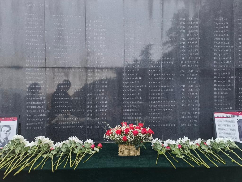 在南京抗日航空烈士紀(jì)念館鐫刻有蘇聯(lián)籍抗日航空英烈名錄的紀(jì)念碑前，擺放著人們獻(xiàn)上的鮮花（2024年11月22日攝）。新華社記者 邱冰清 攝