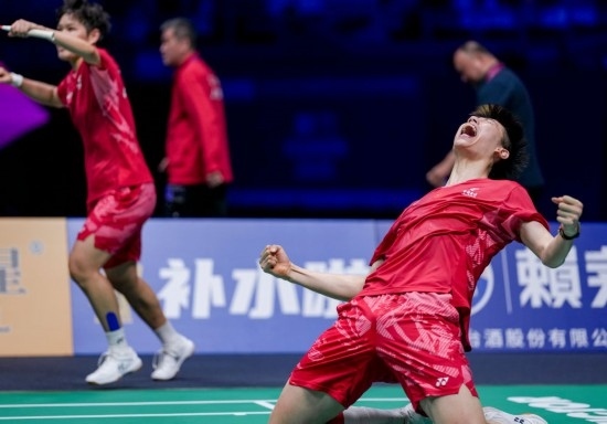 5月3日，中國隊(duì)組合馮彥哲（右）/黃東萍在半決賽混雙比賽后慶祝。新華社記者 孫非 攝