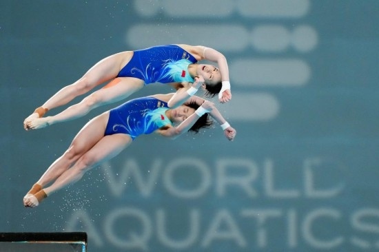 5月2日，陳芋汐（上）/全紅嬋在比賽中。新華社記者 鞠煥宗 攝