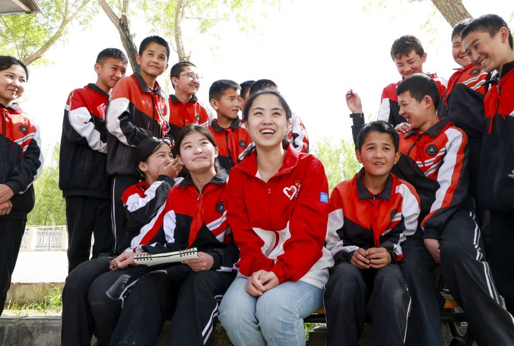 4月23日，在新疆克州阿圖什市哈拉峻鄉(xiāng)謝依特小學，支教教師高淑賢和學生們在一起。