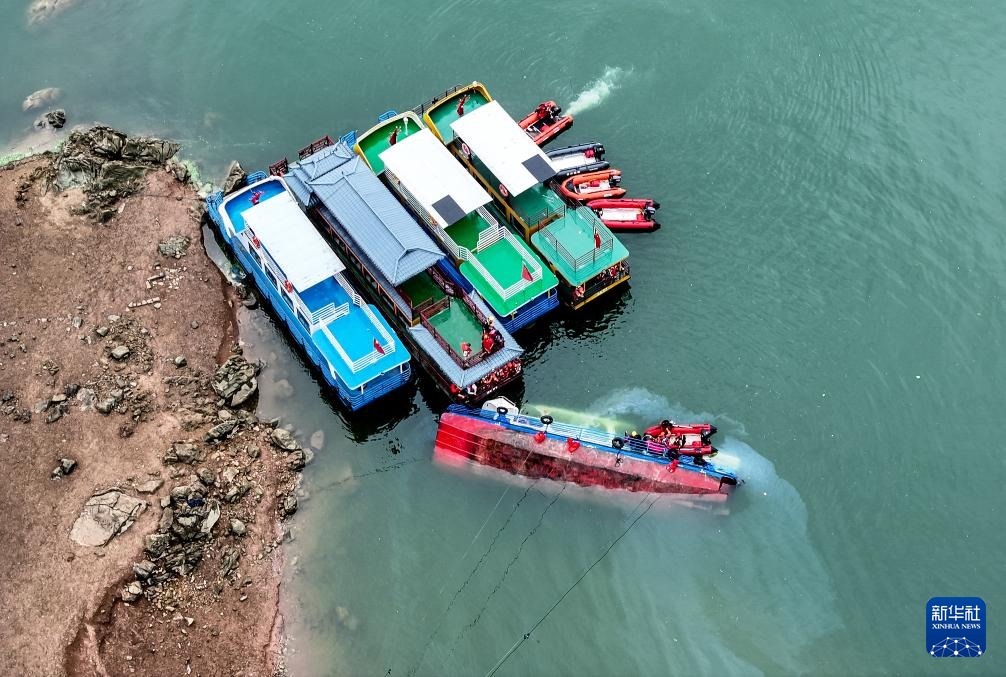 5月5日，救援人員在對傾覆船只進行搜救（無人機照片）。新華社記者 劉續(xù) 攝