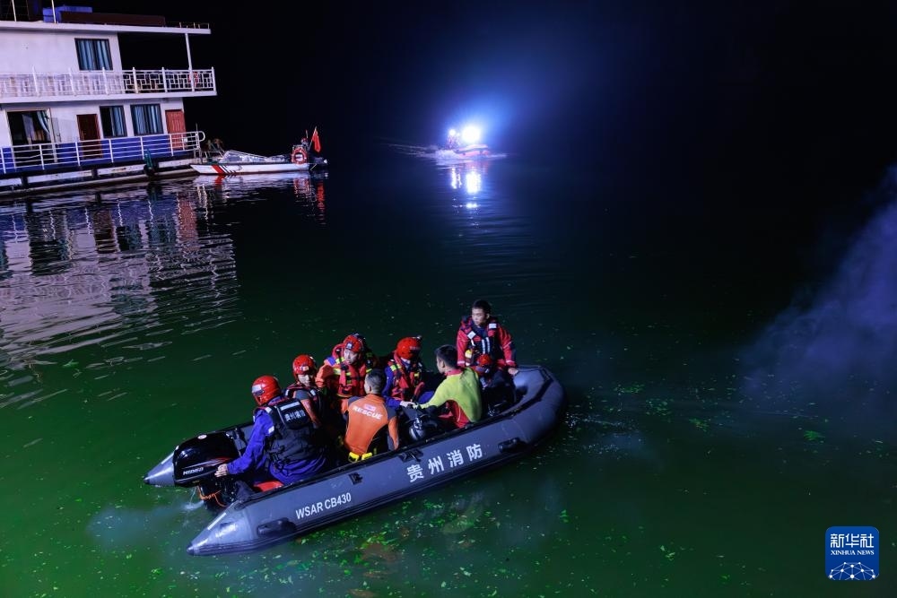 5月5日，救援人員在進行搜救。新華社記者 劉續(xù) 攝