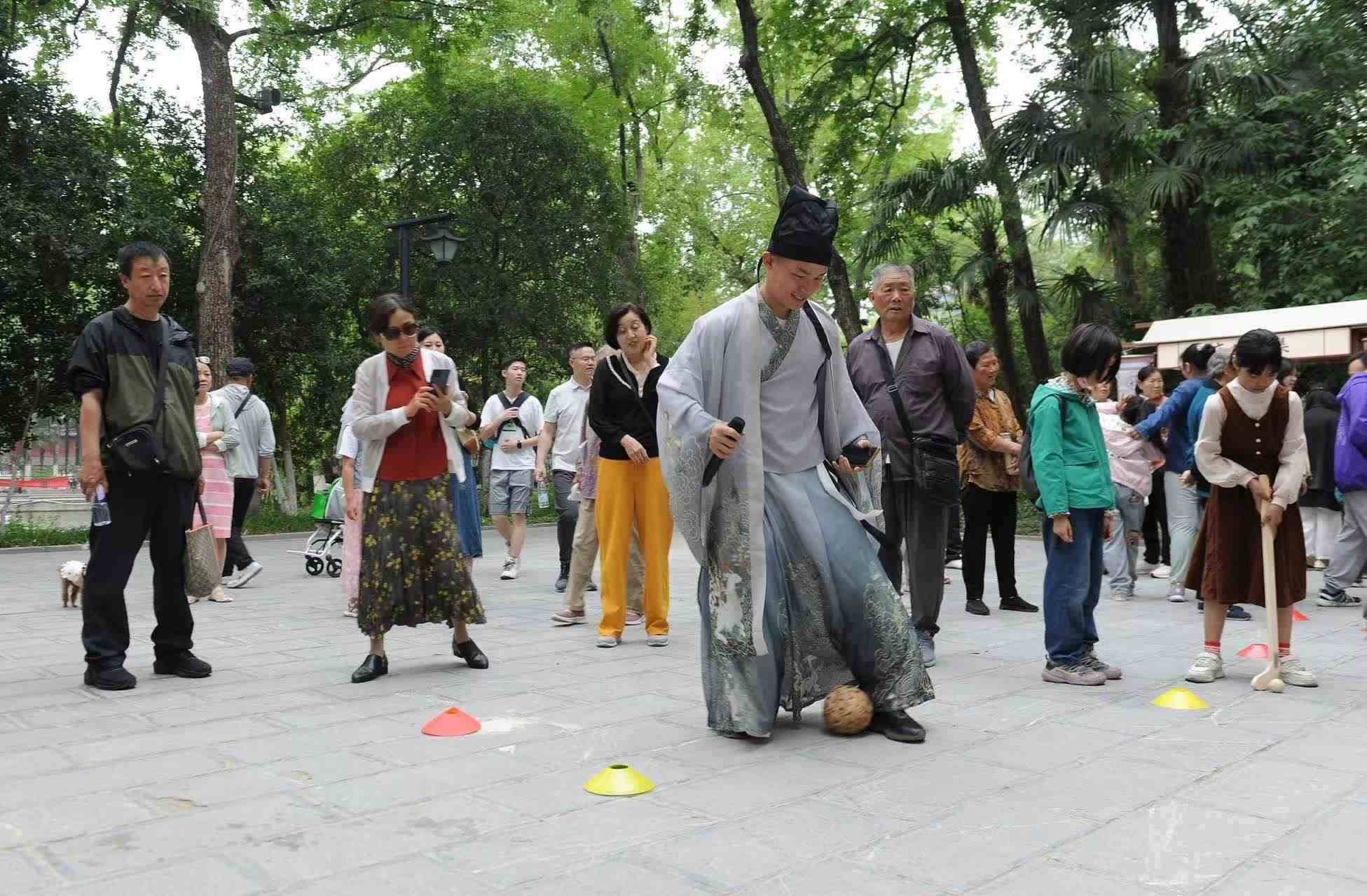 2025年5月3日，安徽省合肥市包公園景區(qū)，游客正在參與“蹴鞠”體育活動(dòng)。（圖片來源：視覺中國(guó)）