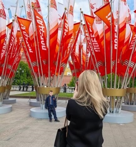 當(dāng)?shù)貢r(shí)間5月7日下午，莫斯科紅場(chǎng)外，紀(jì)念蘇聯(lián)偉大衛(wèi)國(guó)戰(zhàn)爭(zhēng)勝利80周年慶典旗幟飄揚(yáng)。