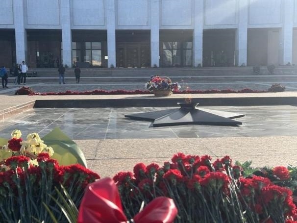 當(dāng)?shù)貢r(shí)間5月6日下午，莫斯科勝利廣場(chǎng)上的長(zhǎng)明火兩旁放滿鮮花。