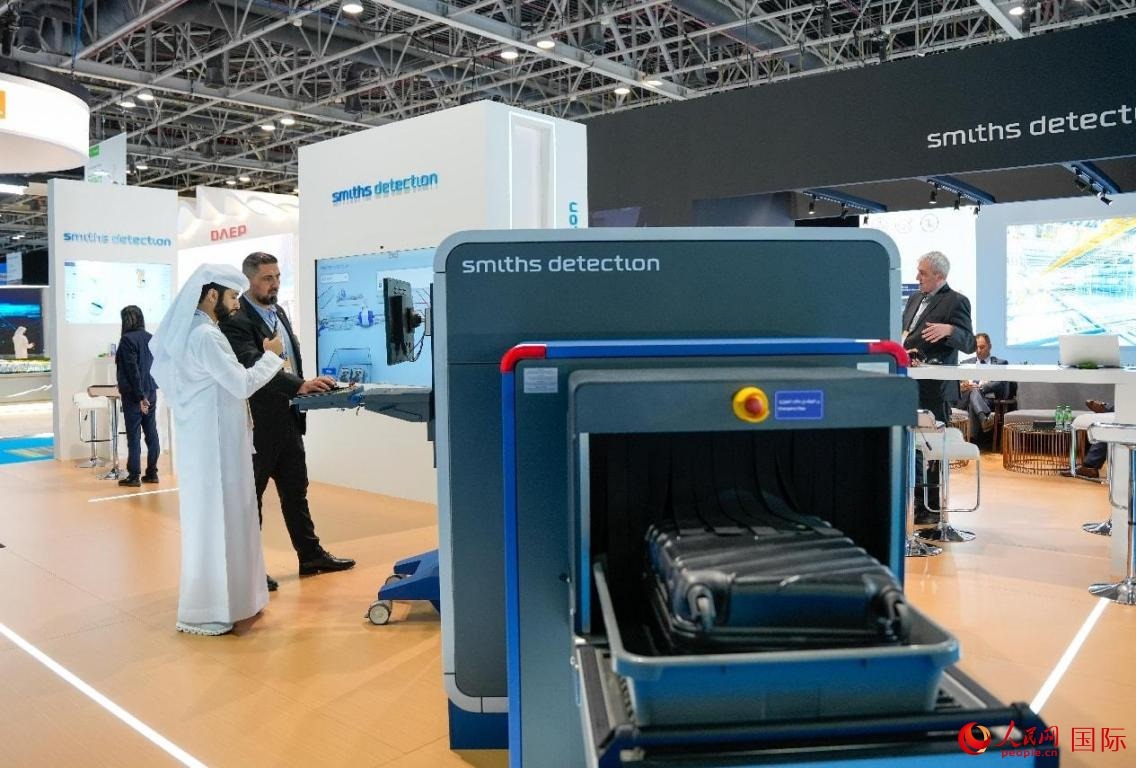 參展商體驗(yàn)安檢設(shè)施。人民網(wǎng)塔里克·易卜拉欣攝
