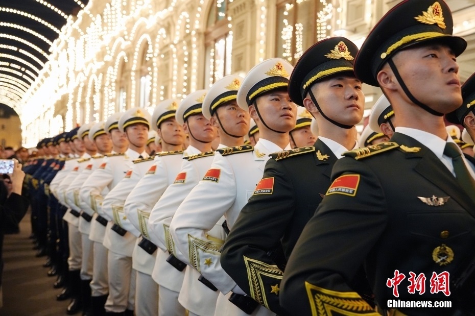 當(dāng)?shù)貢r(shí)間5月3日晚，俄羅斯首都莫斯科，俄羅斯紀(jì)念衛(wèi)國戰(zhàn)爭勝利80周年閱兵式第二次彩排，中國人民解放軍儀仗司禮大隊(duì)震撼亮相，受到華僑華人、留學(xué)生和當(dāng)?shù)孛癖姛崃覛g迎。中新社記者 田冰 攝