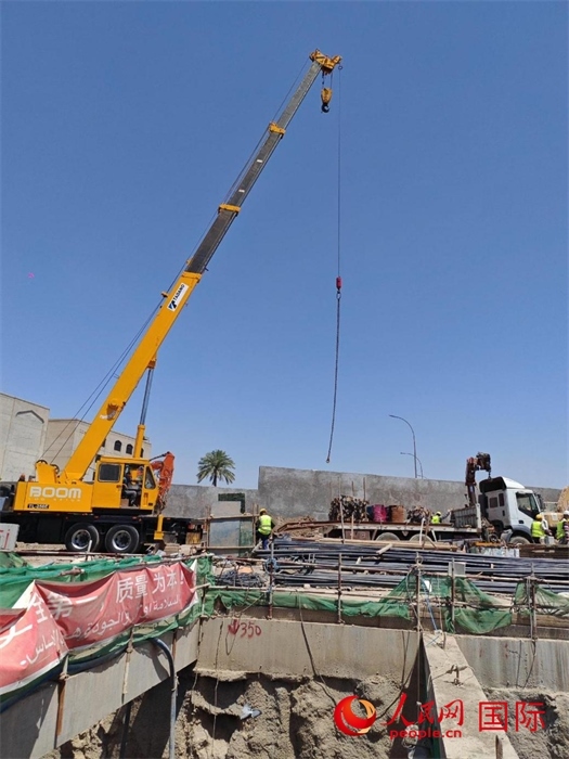 工人在進(jìn)行五號(hào)隧道施工。人民網(wǎng)記者管克江攝