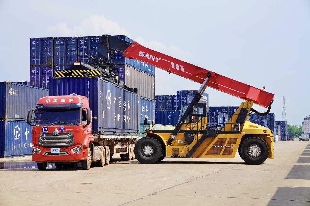 在中老鐵路萬象南鐵路貨運口岸站，起重機正在吊裝集裝箱。劉瑩嘉攝