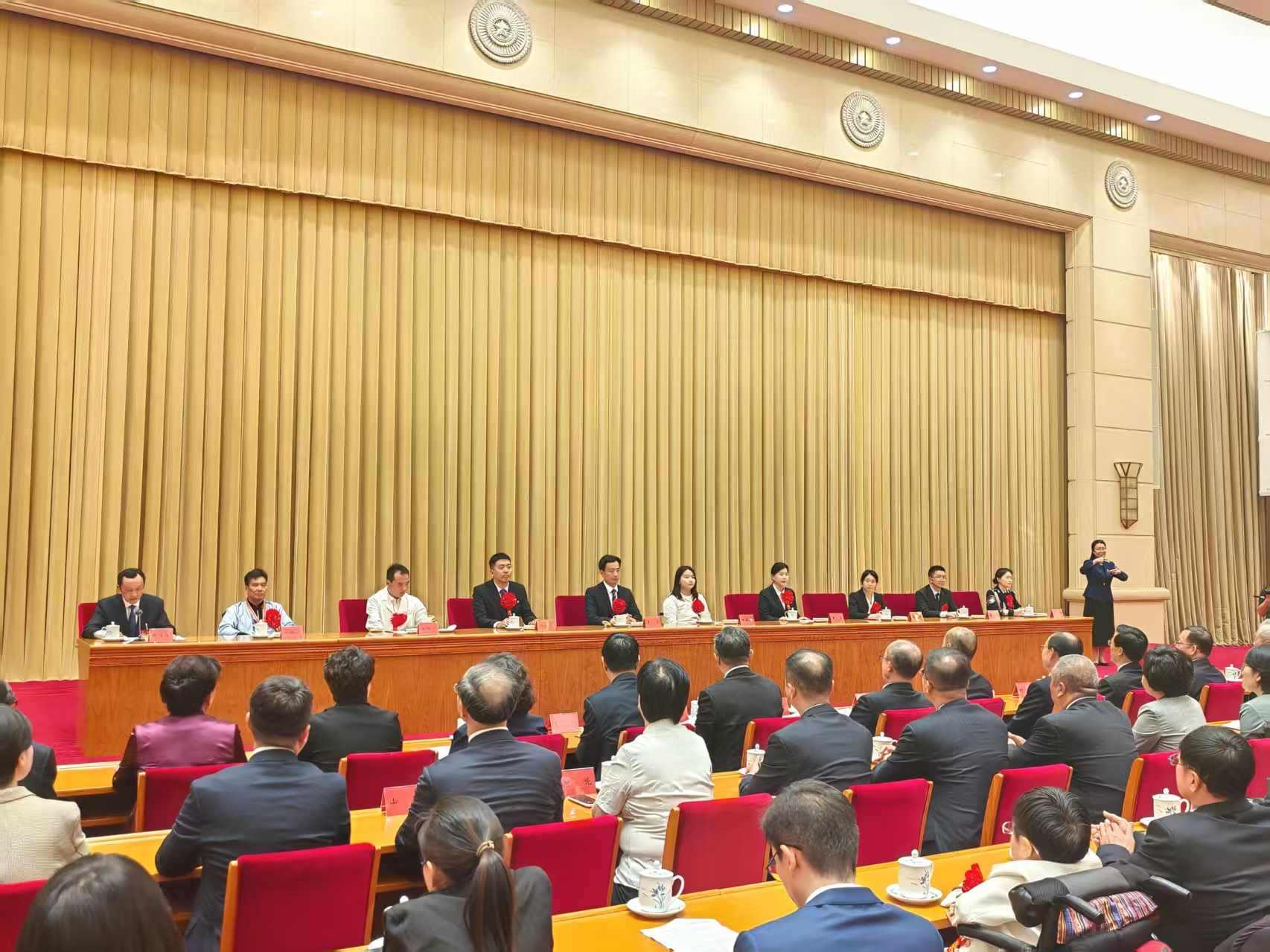 第七次全國自強(qiáng)模范暨助殘先進(jìn)事跡首場報告會現(xiàn)場。 人民網(wǎng)記者 王子鋒攝