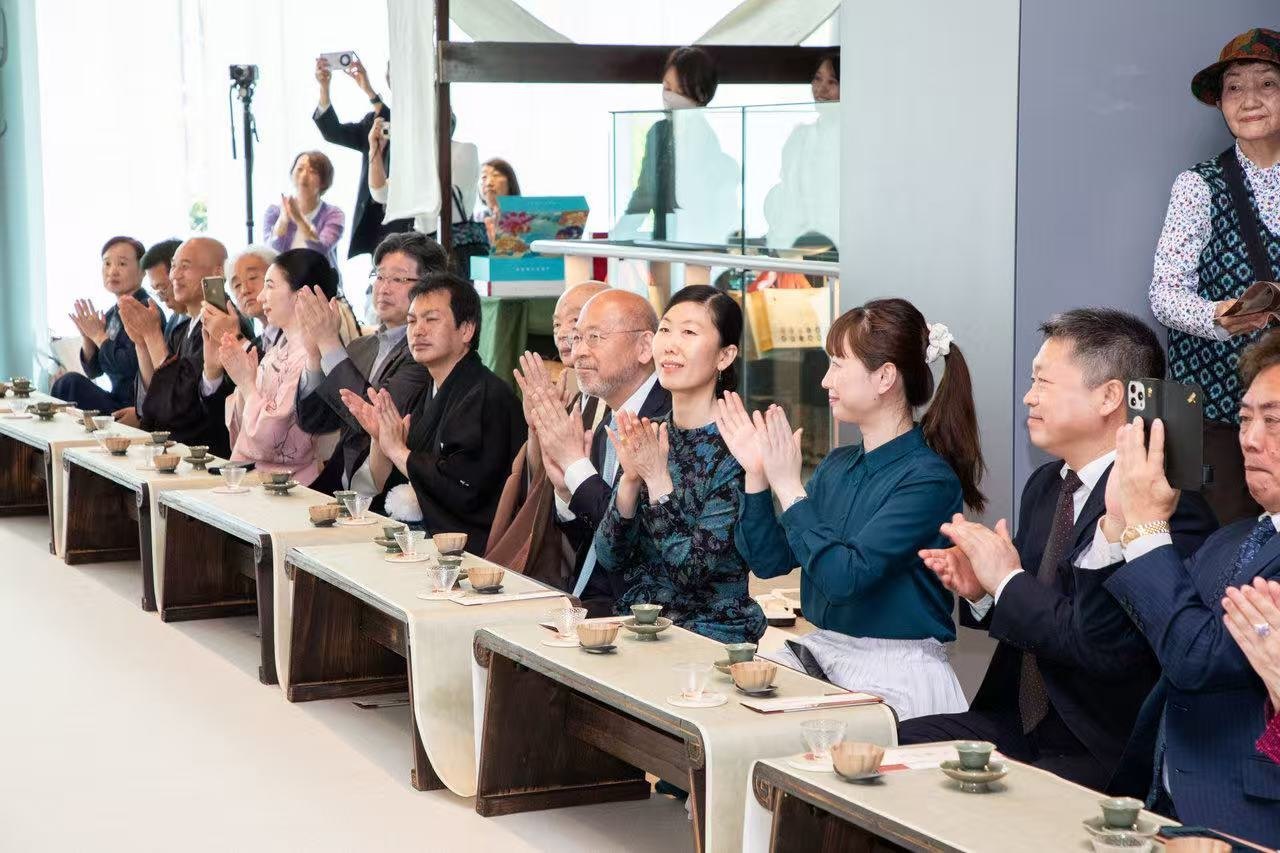 中日兩國文旅界、各茶道流派嘉賓出席開幕式。中國駐大阪旅游辦事處供圖