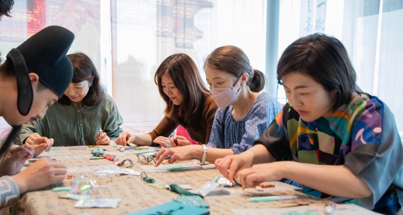 客人體驗制作綠松石銅牌。中國駐大阪旅游辦事處供圖