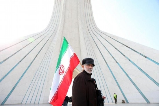 2月10日，在伊朗首都德黑蘭阿扎迪廣場(chǎng)，民眾參加紀(jì)念伊朗伊斯蘭革命勝利46周年集會(huì)。新華社記者沙達(dá)提攝