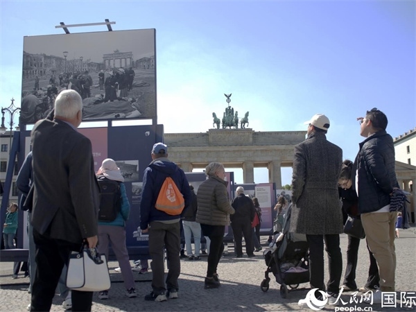 圖為勃蘭登堡門前，市民們?cè)趨⒂^歷史圖片展。人民網(wǎng) 肖晶攝