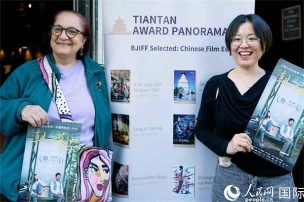 《朝云暮雨》放映前，觀眾前同主辦方互動(dòng)。楊浩鵬攝