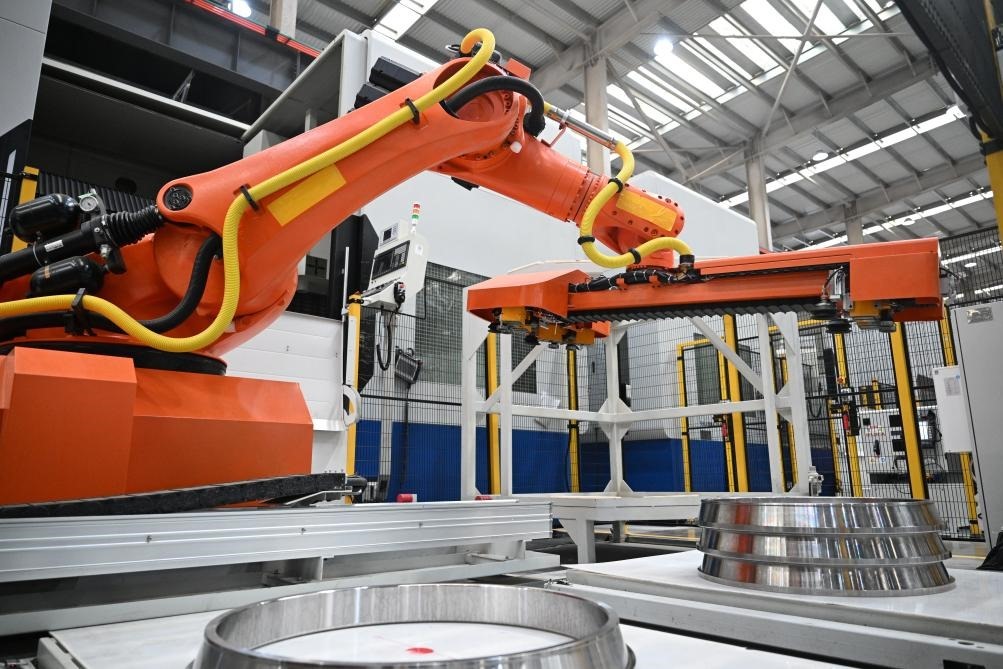 這是洛陽(yáng)軸承集團(tuán)股份有限公司的智能生產(chǎn)線(xiàn)。新華社記者 李嘉南 攝