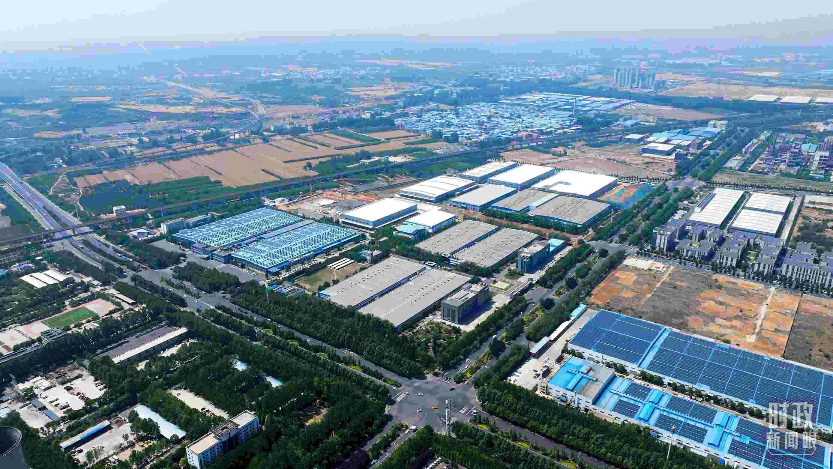 △俯瞰洛陽軸承集團股份有限公司。（總臺央視記者范凱拍攝）