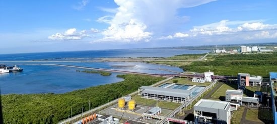 這是5月18日拍攝的紅樹林環(huán)繞的爪哇7號燃煤電站。記者 曹凱 攝