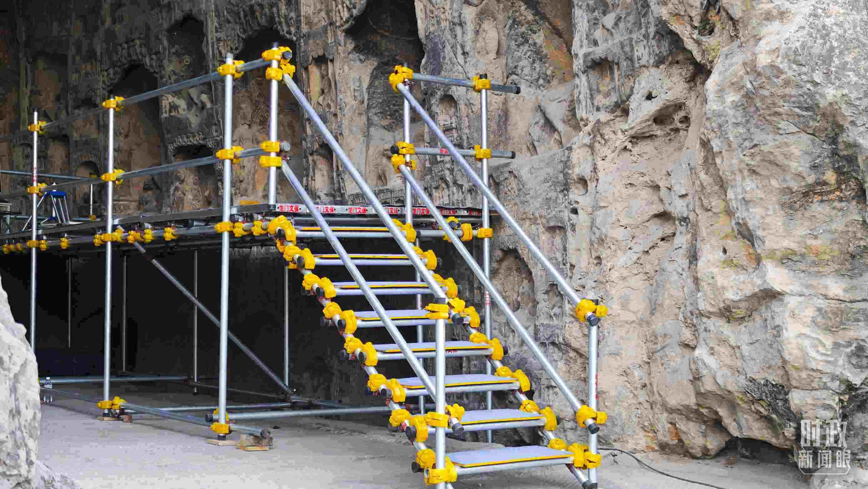 △龍門石窟古陽洞文物修護現(xiàn)場。（總臺央廣記者潘毅拍攝）