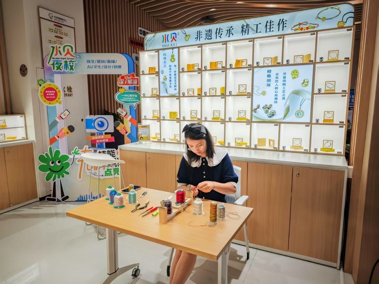 水貝夜校學員正在展示手工編繩過程。人民網(wǎng) 肖聰聰攝