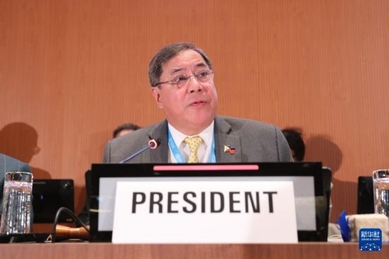 5月20日，在瑞士日內(nèi)瓦，第78屆世界衛(wèi)生大會主席赫爾博薩宣布審議通過“大流行協(xié)定”。新華社記者 杜哲宇 攝