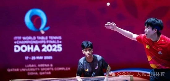 5月17日，王楚欽在比賽中發(fā)球。