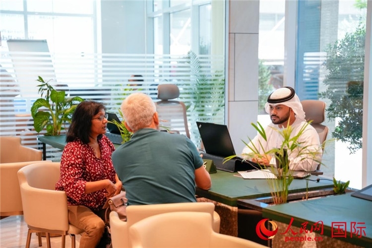 在阿治曼自由區(qū)一站式服務(wù)中心內(nèi)，工作人員為客商辦理業(yè)務(wù)。人民網(wǎng) 塔里克·易卜拉欣攝