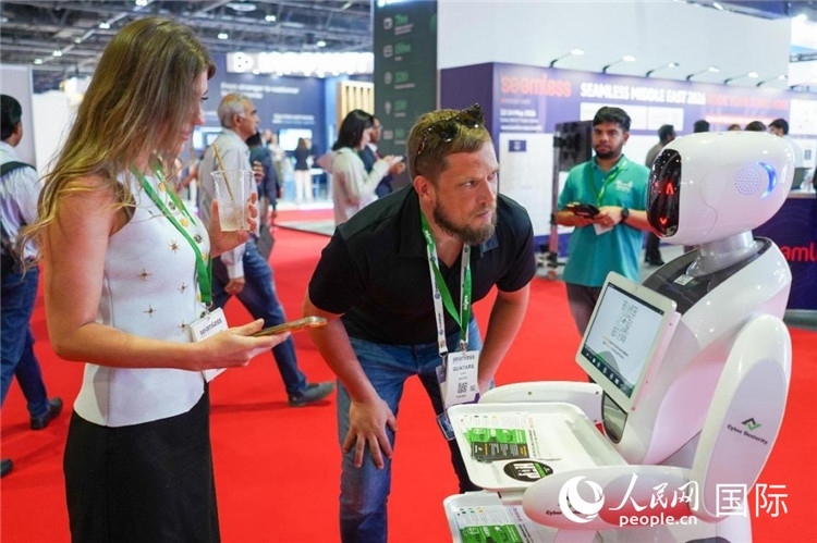 會(huì)上展示的電子支付機(jī)器人。人民網(wǎng) 塔里克·易卜拉欣攝