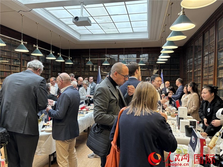 FIWA大獎(jiǎng)賽獲獎(jiǎng)酒及農(nóng)產(chǎn)品2025專業(yè)展暨中國云南—法國巴黎特色商品推介會(huì)現(xiàn)場。人民網(wǎng)記者 于超凡攝