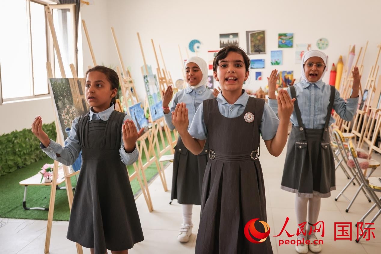 阿爾穆塔?阿里卡特國(guó)際學(xué)校的學(xué)生表演舞蹈。人民網(wǎng)記者 薛丹攝