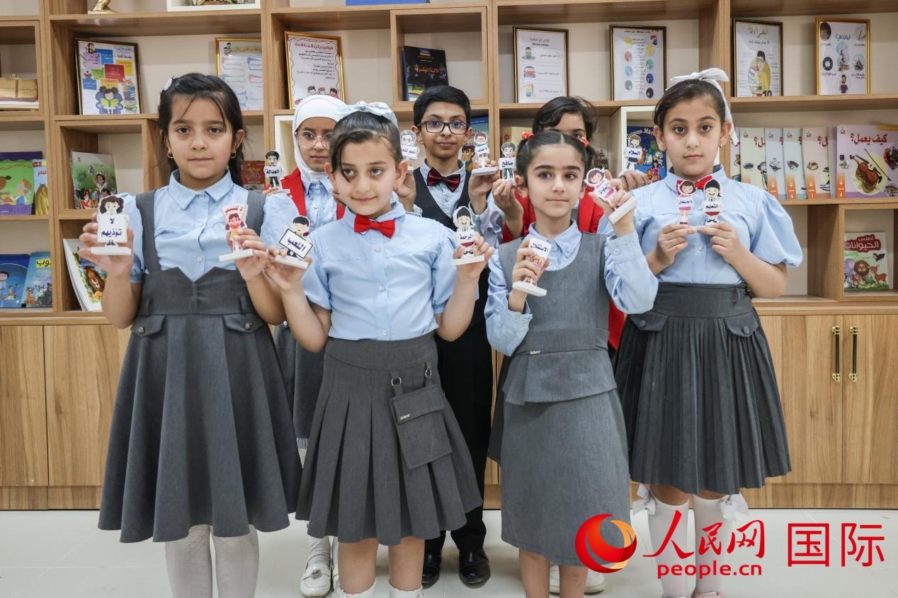 阿爾穆塔?阿里卡特國(guó)際學(xué)校的學(xué)生在圖書(shū)室上課。人民網(wǎng)記者 薛丹攝