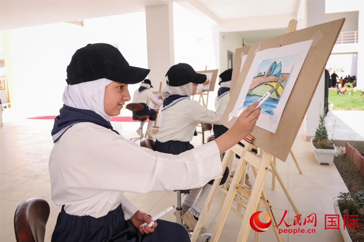 圖為阿爾·圖拉女子學校學生在上美術(shù)課。人民網(wǎng)記者 薛丹攝