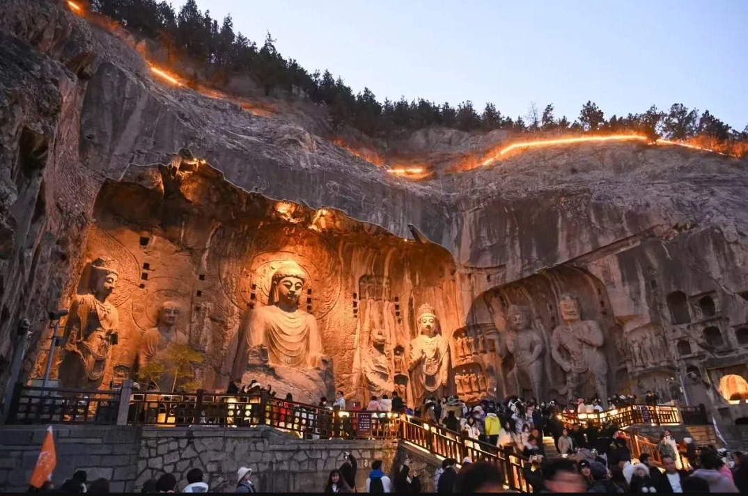 游客在龍門石窟參觀游覽。