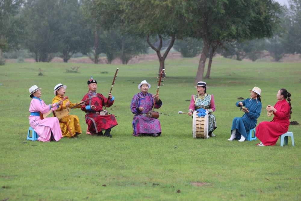 2024年7月16日，《格薩（斯）爾》史詩說唱傳承人在內蒙古赤峰市巴林右旗戶外表演。（胡斯楞攝）