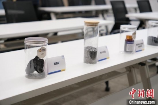 5月20日，浙大高分子科學(xué)與工程學(xué)系內(nèi)擺放著石墨礦等。 曹丹 攝