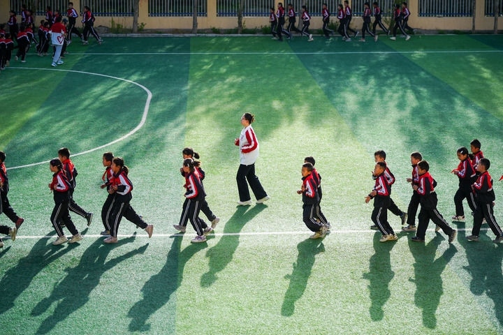 2025年4月24日，在新疆克州阿圖什市哈拉峻鄉(xiāng)謝依特小學(xué)，支教教師帶領(lǐng)學(xué)生晨跑。新華社記者 徐宏巖 攝