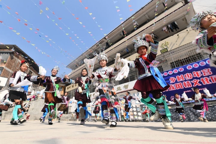 2025年3月25日，廣西柳州市融水苗族自治縣桿洞鄉(xiāng)中心小學(xué)學(xué)生在跳蘆笙踩堂舞。新華社記者 黃孝邦 攝