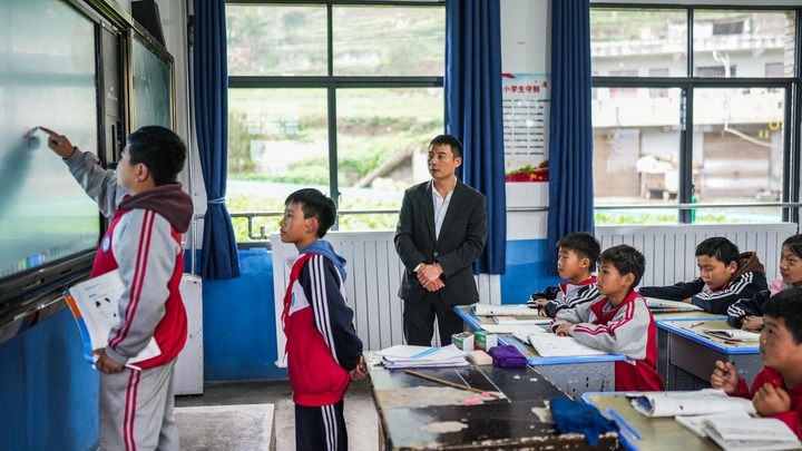 2024年11月21日，在地處烏蒙山區(qū)的貴州省六盤水市水城區(qū)亮巖小學(xué)，學(xué)生在供暖的教室內(nèi)學(xué)習(xí)。新華社記者 陶亮 攝