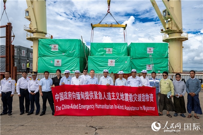 5月25日，中國駐緬甸大使館參贊歐陽道冰、仰光省首席部長梭登及緬有關(guān)部門官員出席援緬第十五批緊急人道主義地震救災物資交接儀式。人民網(wǎng)記者謝佳君攝