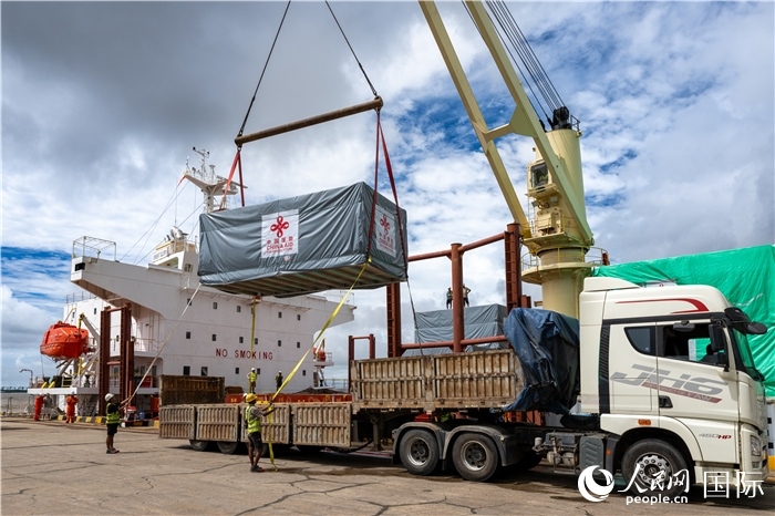 5月25日，當?shù)毓と嗽诟劭趶呢涊喩闲遁d援緬第十五批緊急人道主義地震救災物資。人民網(wǎng)記者謝佳君攝