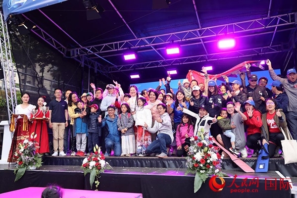 獲獎選手們上臺領獎并合影留念。人民網記者 劉仲華攝