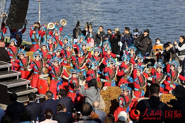 龍舟賽開幕式上，《楊家將戰(zhàn)鼓》演奏引爆全場。人民網 依琳攝