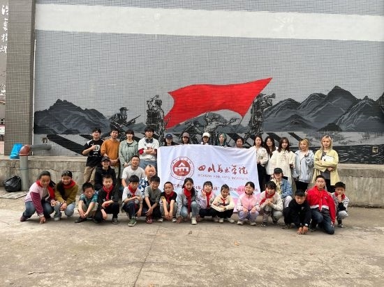 “行動(dòng)中的課堂：探尋茶馬古道紅色印記”工作坊與當(dāng)?shù)匦W(xué)生共同創(chuàng)作主題壁畫。