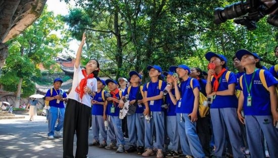 石刻小導(dǎo)游稅明潔為西藏小朋友志愿解說(shuō)。