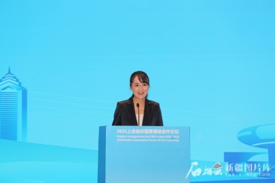 5月23日，在2025上合組織國(guó)家媒體合作論壇青年文化交流營(yíng)活動(dòng)中，人民日?qǐng)?bào)社記者阿爾達(dá)克·塔巴拉克發(fā)言。石榴云/新疆日?qǐng)?bào)記者 李雄心攝